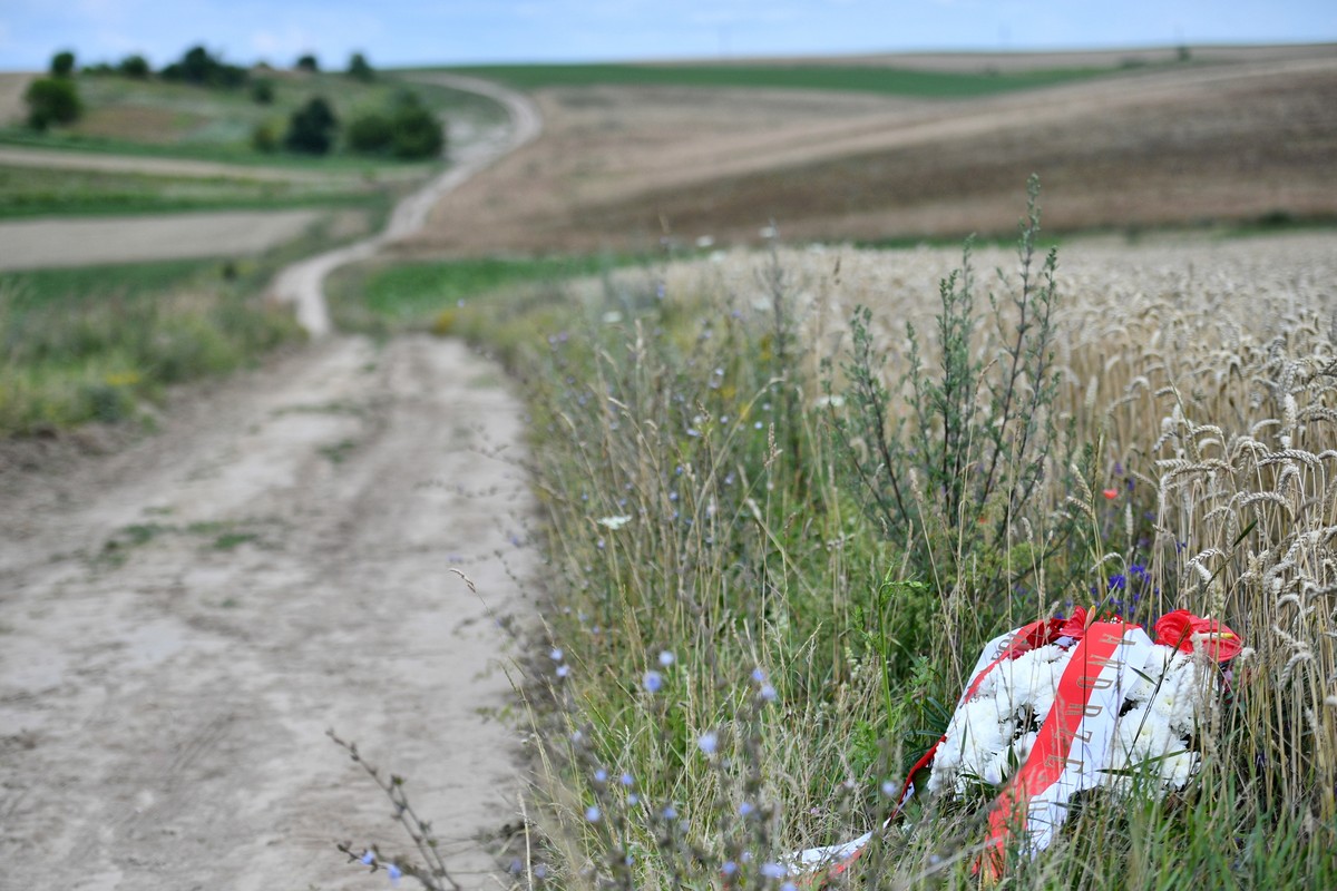 Wieniec złożony w miejscu nieistniejącej już polskiej wsi na Wołyniu na Ukrainie