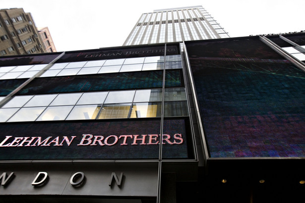 Lehman Brothers w swojej historii przetrwał już wiele – od wielkiego kryzysu lat trzydziestych zaczynając. Teraz jednak upadł pod ciężarem kryzysu subprime i związanego z nim zaśmiecenia rynku obligacjami powiązanymi z ryzykiem kredytów hipotecznych. Fot. PAP