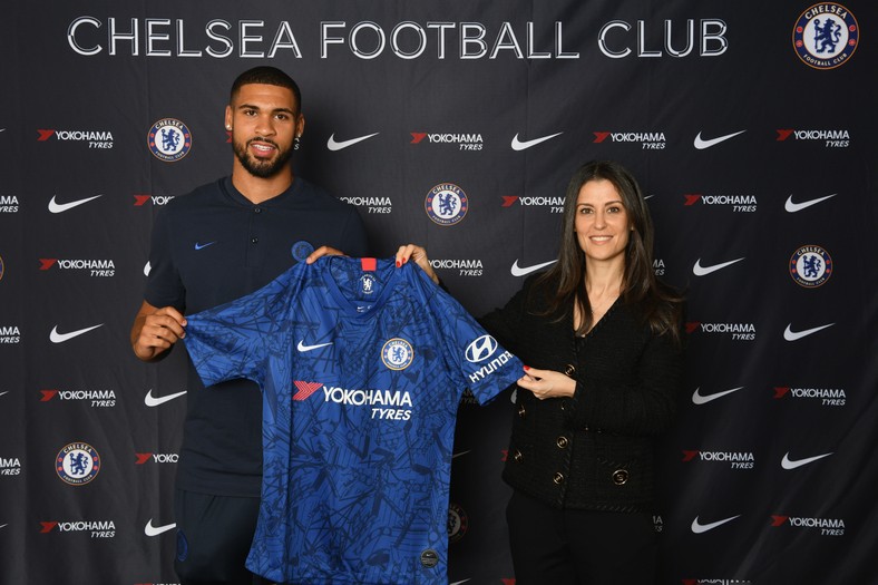 Ruben Loftus-Cheek przedłuża kontrakt z Chelsea, 3 lipca 2019 r. Po prawej dyrektor klubu Marina Granowska