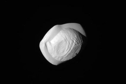 Kosmiczny pierożek na nowych zdjęciach. Oto Pan – jeden z księżyców Saturna