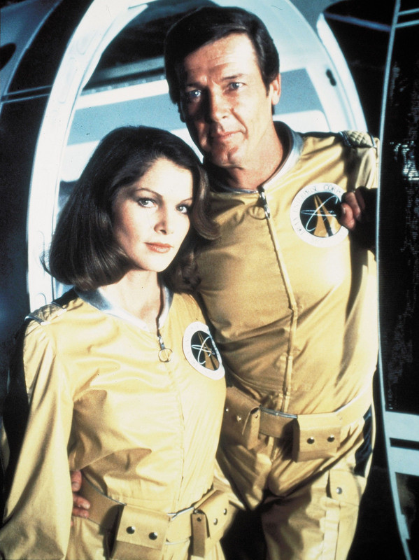 Lois Chiles i Roger Moore