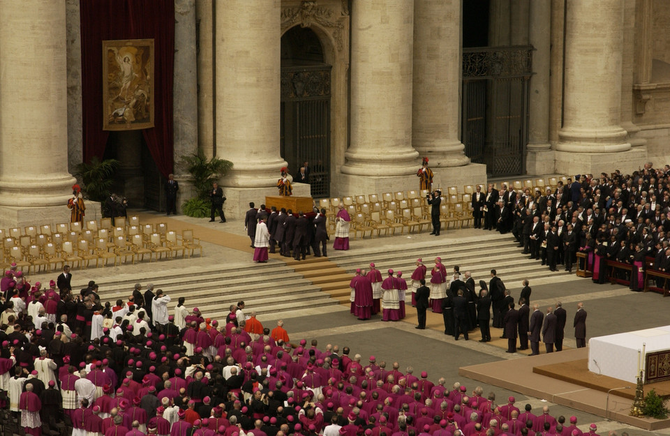 Trumna z ciałem papieża początkowo trafiła do Grot Watykańskich