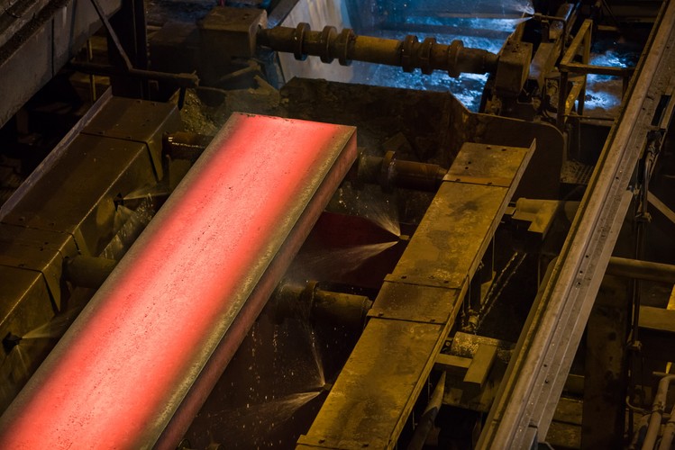 ArcelorMittal Poland jest największym producentem stali w Polsce. Firma skupia ok. 70 proc. potencjału produkcyjnego polskiego przemysłu hutniczego; w jej skład wchodzi pięć hut - w Krakowie, Dąbrowie Górniczej, Sosnowcu, Świętochłowicach i Chorzowie. Do koncernu należą także Zakłady Koksownicze Zdzieszowice, będące największym producentem koksu w Europie. AMP zatrudnia 10,7 tys. osób. Należy do globalnego koncernu ArcelorMittal - największego na świecie producenta stali. 
<br><br>fot. (ukit/cat) PAP/Stanisław Rozpędzik