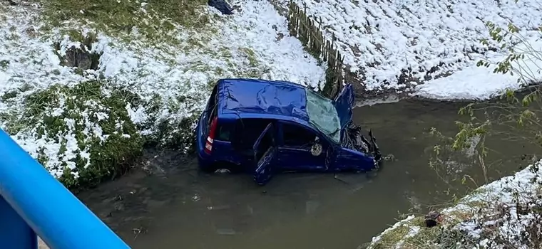 Śmiertelne dachowanie w rzece Macocha. Fiat Panda przebił barierę [Zdjęcia]