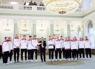 Siatkarze i członkowie sztabu szkoleniowego uhonorowani odznaczeniami państwowymi