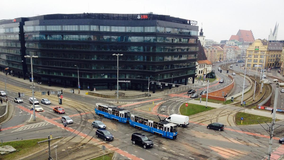 Od rana na jednym z wrocławskich komisariatów trwa przesłuchanie trzech mężczyzn, którzy w sobotni wieczór zaatakowali Hindusa. Pijani napastnicy mieli grozić, że zrzucą go do tunelu na placu Dominikańskim. W obronie ciemnoskórego mężczyzny stanął wrocławianin. Niewykluczone, że jego reakcja zapobiegła tragedii. Dziś do incydentu odniósł się prezydent Wrocławia.