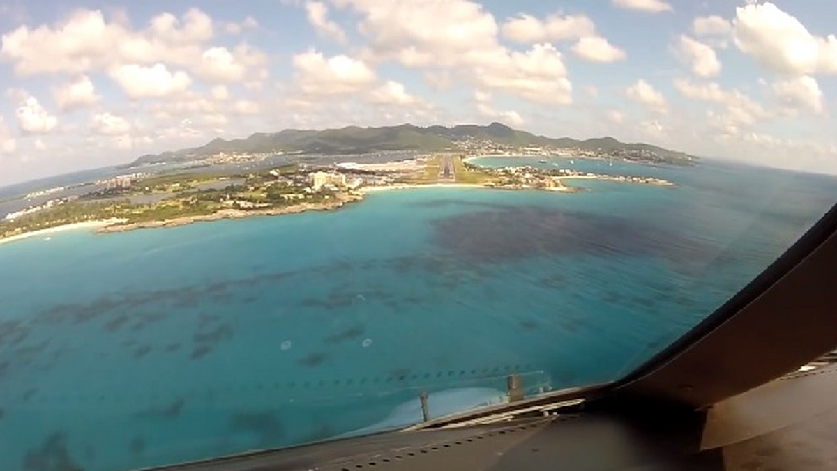 Lotnisko na karaibskiej wyspie Sint Maarten słynie z ulokowania tuż przy plaży. Dlatego też lądowanie na nim jest nie lada przeżyciem.