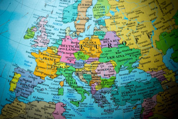 Autonomia strategiczna UE musi poczekać? "Le Figaro": Polska chce wierzyć w dalsze wsparcie USA