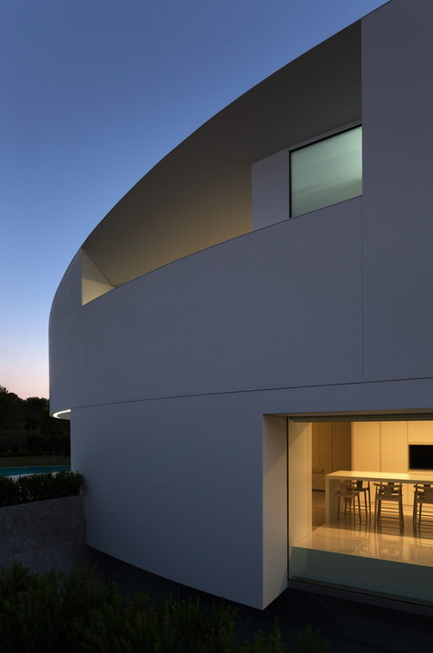 Balint House - Minimalistyczny dom o nietypowej formie