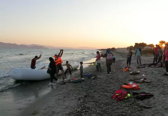 Uchodźcy przybywają, kamizelki zostawiają i co dalej? Wolontariusze wpadli na piękny pomysł