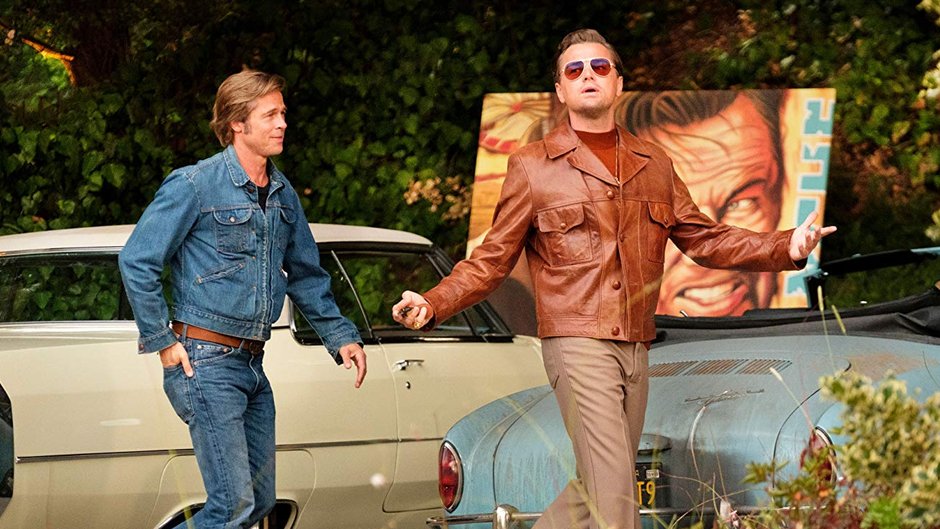 "Pewnego razu... w Hollywood" - kadr z filmu. Na zdjęciu: Brad Pitt i Leonardo DiCaprio