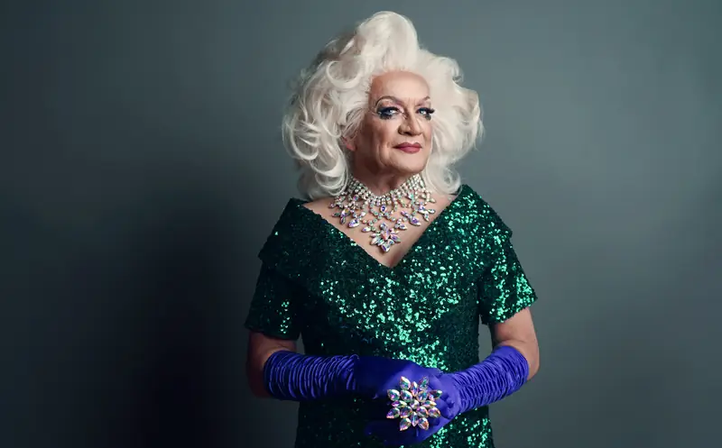 Andrzej Seweryn jako drag queen Loretta w nowym polskim serialu Netfliksa &quot;Królowa&quot;