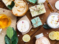 5 rozwiązań w duchu less waste, które odmienią codzienną pielęgnację ciała