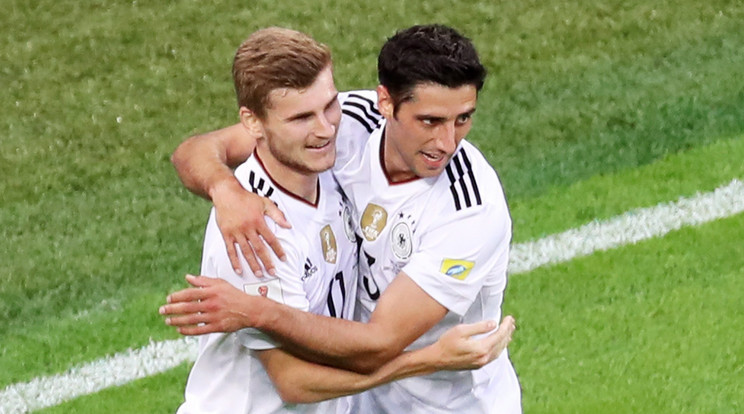 A német Lars Stindl (j) csapattársával, Timo Wernerrel, miután gólt rúgott a labdarúgó Konföderációs Kupa döntőjében