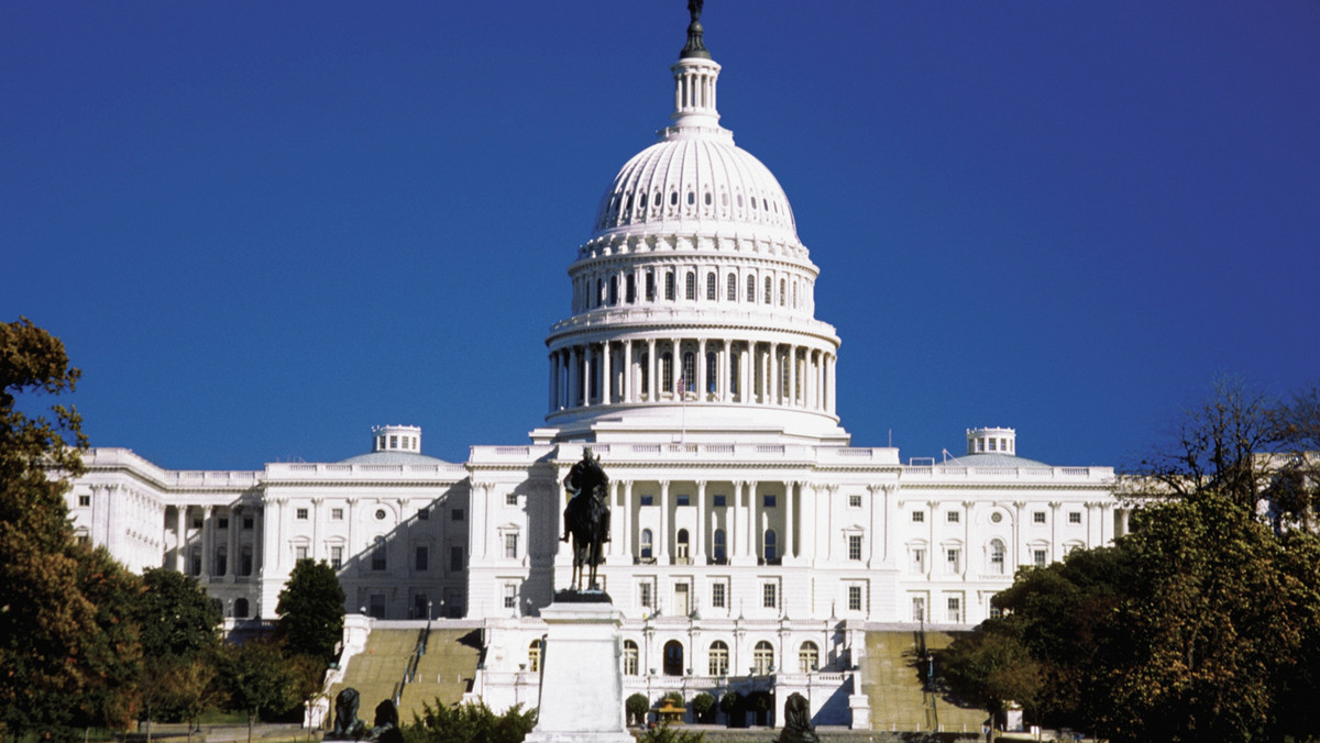 Kapitol został wczoraj ponownie zamknięty, budynek amerykańskiego Kongresu w Waszyngtonie nie był dostępny przez pół godziny. To drugi przypadek w ostatnich dniach, spowodowany incydentem zagrażającym bezpieczeństwu polityków i gości Kapitolu - informuje portal politico.com.