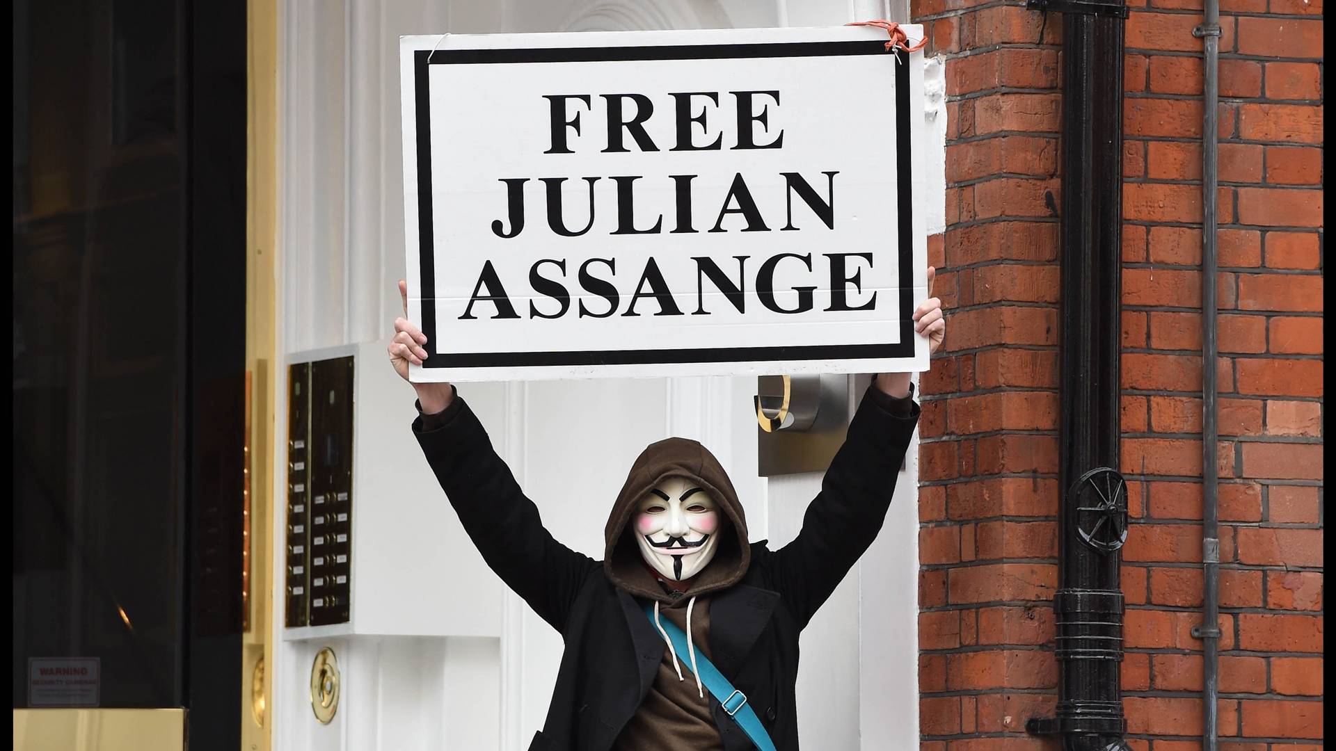 Slika Džulijana Asanža tokom hapšenja je duboko potresna