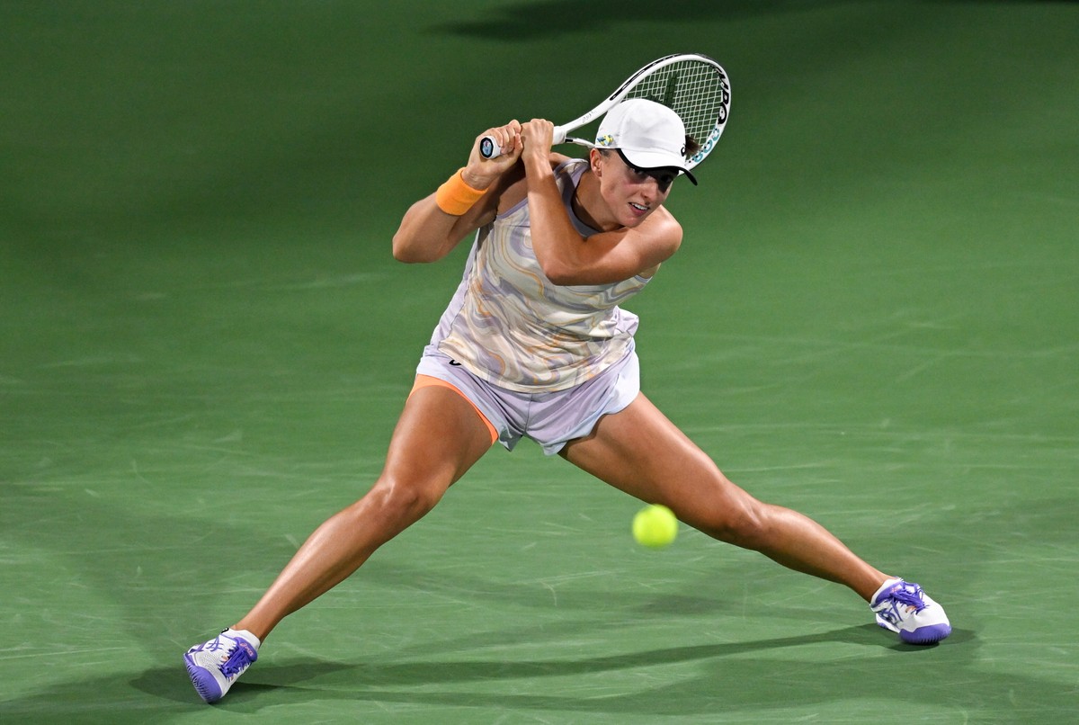 epa10490670 Iga Swiatek of Poland in action against Barbora Krejcikova of Czech Republiuc during the final match at the Dubai Duty Free Tennis WTA Championships 2023 in Dubai, United Arab Emirates, 25 February 2023. EPA/Yoshua Arias Dostawca: PAP/EPA.