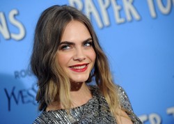 Rozstania nie było? Cara Delevingne i St. Vincent razem na premierze "Papierowych miast"