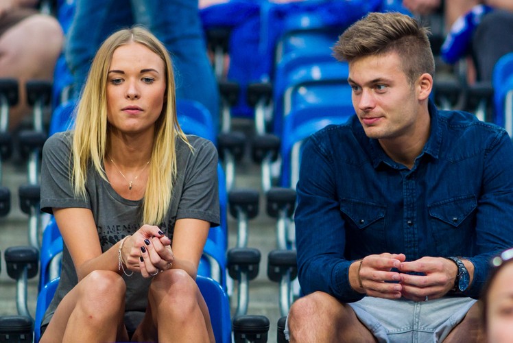 Tak całuje Karol Linetty. Piłkarz Lecha zabrał swoją dziewczynę na mecz