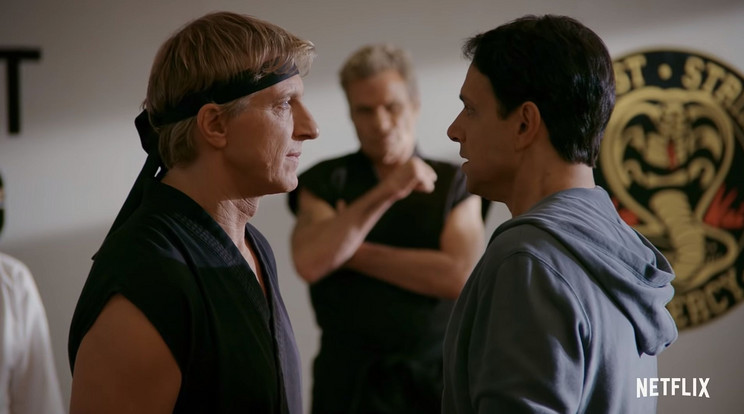 Johnny (William Zabka) és Daniel (Ralph Macchio) ellentéte az 1984-es Karate kölyökben lángolt fel először, a két férfi a Cobra Kai-ban sem szívleli egymást / Fotó: Netflix