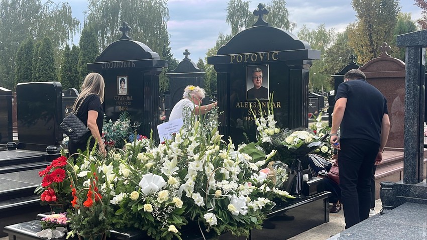 Suzana i sestra ljube i maze spomenik