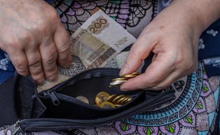 Dodatkowe 350 zł z ZUS dostępne dla każdego seniora. Co trzeba zrobić, aby otrzymać to świadczenie