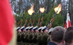 Bohaterska łączniczka AK 'Kama' spoczęła na Powązkach. Miała wojskowy pogrzeb [ZDJĘCIA]