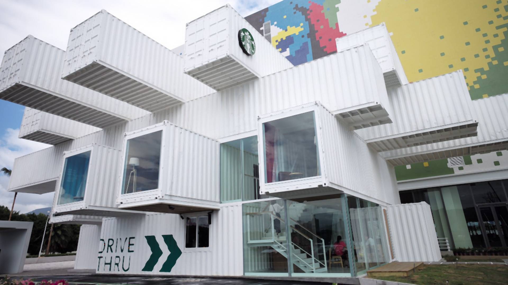 Kawiarnia Starbucks zbudowana z 29 kontenerów. Firma stawia na recykling