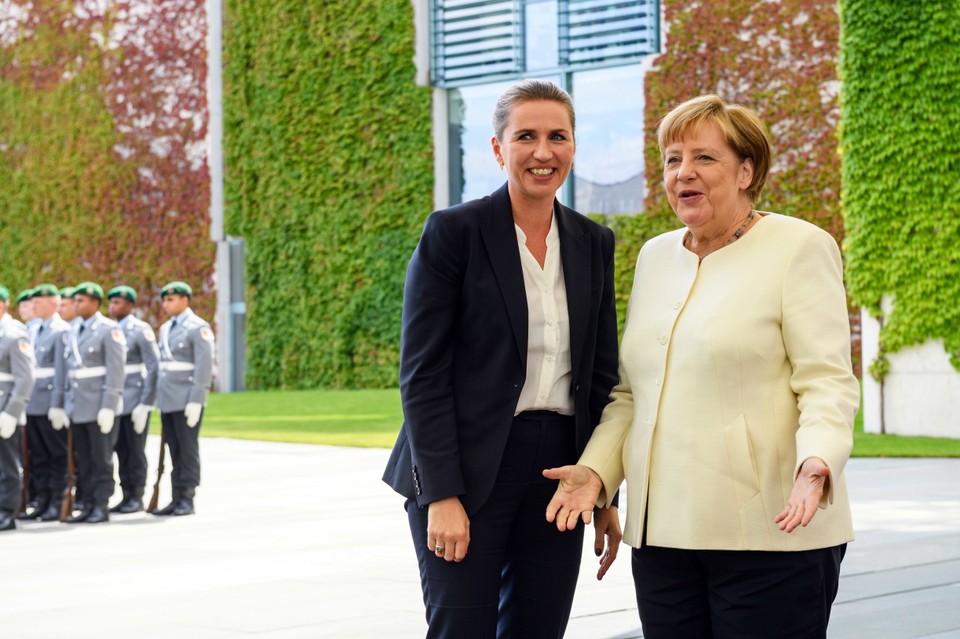 Angela Merkel wysłuchała hymnów na siedząco