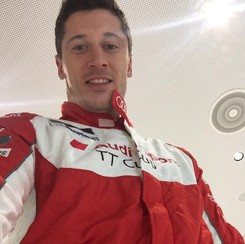 Robert Lewandowski za kierownicą nowego cacka! Wybrał je z 50. ZDJĘCIA