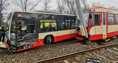 Zderzenie autobusu miejskiego z tramwajem w Gdańsku. 13 osób poszkodowanych