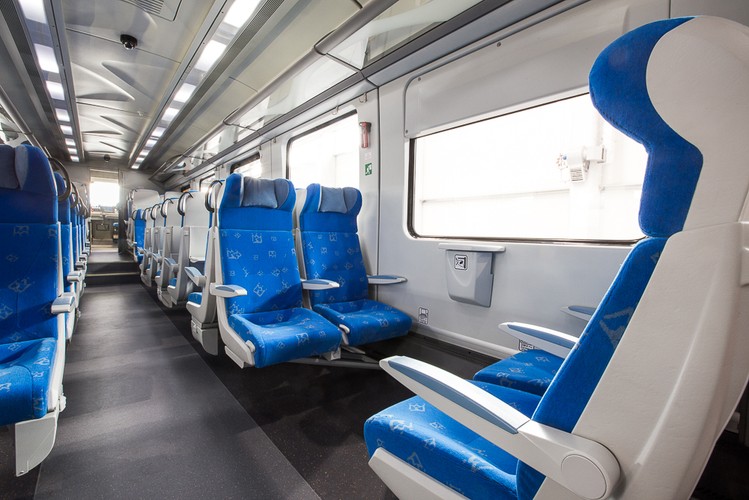 W składach dla Kolei Małopolskich wnętrze jest nieco mniej ekskluzywne niż w Impulsie dla Świętokrzyskiego. Ale w porównaniu ze starymi składami obsługującymi Kraków i okolice przez Przewozy Regionalne to i tak inny świat. Fotele mają „królewskie” logo. Pod fotelami są gniazdka elektryczne, co powinno ucieszyć posiadaczy laptopów i komórek.