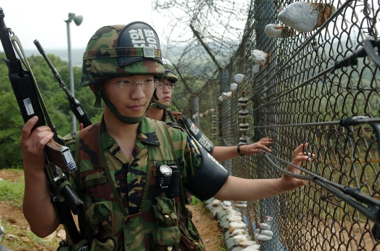 6. Republika Korei – po II wojnie światowej rozbieżne interesy USA i ZSRR doprowadziły do trwałego podziału Półwyspu Koreańskiego pomiędzy dwa państwa. Obie Koree w 1953 r. zawarły rozejm, jednak pomiędzy rządami trwa napięcie. Armia Korei Płd. Liczy 686 tys. czynnych żołnierzy i 8 mln rezerwistów. Oznacza to, że w skład sił zbrojnych wchodzi ponad 17 proc. obywateli.