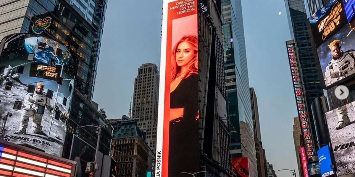 Sukces polskiej piosenkarki! 21-letnia Julia Pośnik na billboardzie na nowojorskim Times Square.