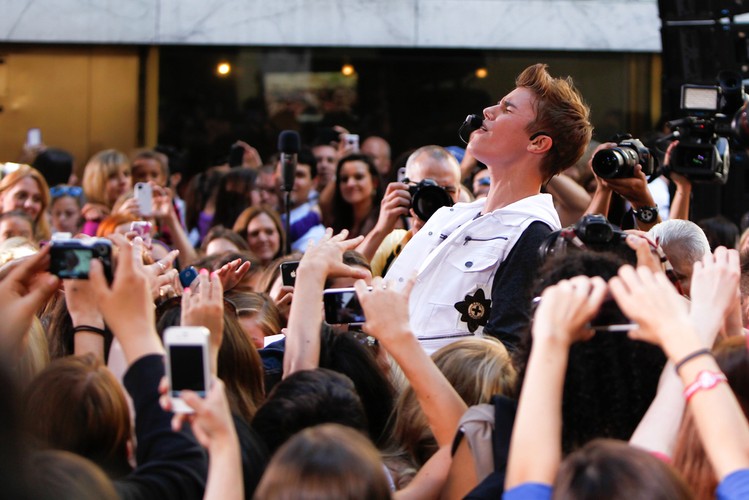 Justin Bieber podczas występu na Rockefeller Plaza