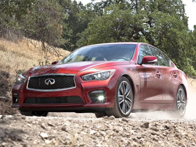 Z Infiniti Q50 związane są dwie ciekawostki. Po pierwsze przy jego tworzeniu brał udział kierowca Formuły 1 - Sebastian Vettel, a po drugie to pierwszy seryjny model, który został wyposażony w system adaptacyjnego kierowania pojazdem.
<br>
Pod maską japońskiej limuzyny znalazł się 3,5- litrowy silnik benzynowy V6, który współpracuje z silnikiem elektrycznym o mocy 68 KM. Całość ma moc netto na poziomie 364 KM, a producent zapowiada spalanie na poziomie 6,2 litra na 100 km.
<br>
Jak przystało na limuzynę kosztującą grubo ponad 200 tys. zł wyposażenie obejmuje całkiem sporą listę. Na pokładzie znalazły się między innymi układy zapewniające bezpieczeństwo, ogranicznik prędkości i dwustrefowa klimatyzacja.