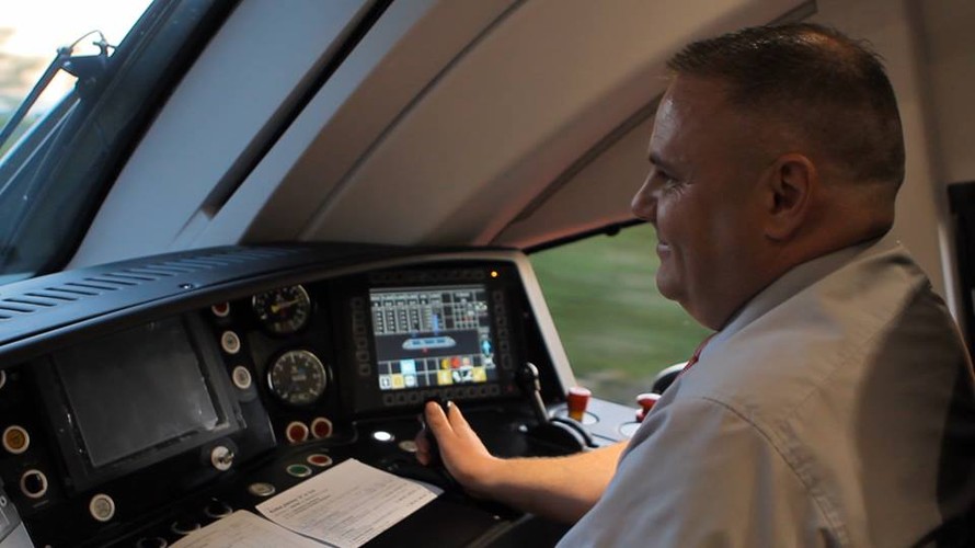 Bruksela dokłada do 20 składów Dart 575 mln zł z unijnej puli na lata 2007-2013. Pieniądze nie zostaną jednak „dowiezione” przez PKP Intercity, jeśli nie uda się rozliczyć projektu do końca r. 2015. Eksperci twierdzą, że producent musi dokonać rzeczy prawie niemożliwej. - Dopuszczenie do ruchu przed listopadem będzie wyzwaniem, nawet jeśli Dart będzie traktowany specjalnie, jako że jest produkowany przez narodowego czempiona – ocenia Jakub Majewski, prezes fundacji Pro Kolej.