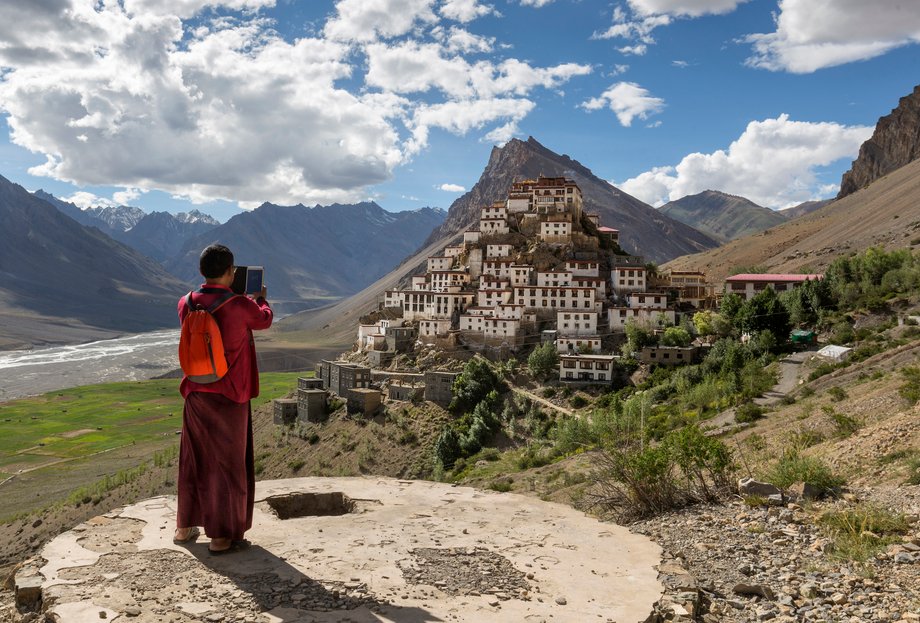 Buddyjski mnich fotografuje monastyr, Spiti Valley