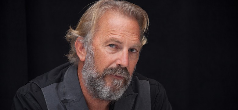 Kevin Costner trenuje licealistów – zobacz!