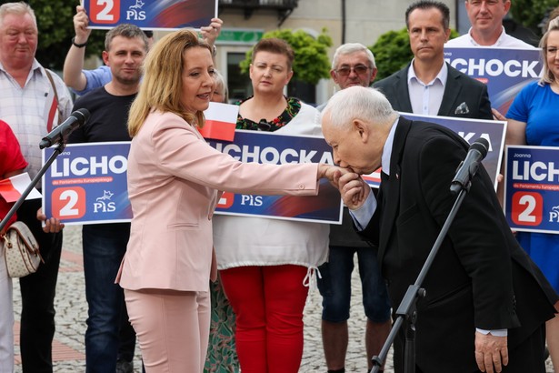 Kampania wyborcza do Europarlamentu. Jarosław Kaczyński całuje dłoń Joanny Lichockiej podczas konferencji prasowej na rynku w Sieradzu