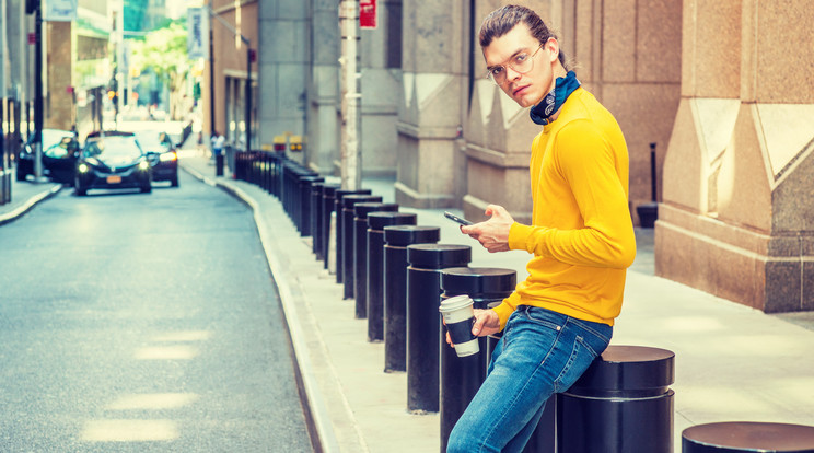 Telefonunk böngészése közben rendszeresen tartsunk egy kis szünetet, változtassunk testhelyzetet, nyújtóztassuk
ki tagjainkat /Fotó: iStock GettyImages