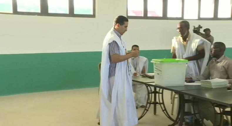 Un citoyen en train de voter lors de la dernière présidentielle en Mauritanie