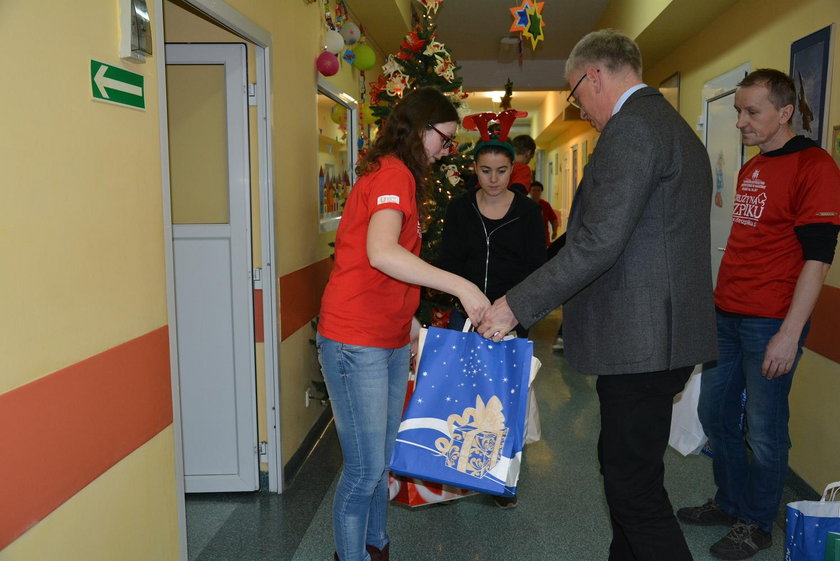 Drużyna Szpiku wraz z prezydentem Poznania odwiedziła małych pacjentów zmagających się z chorobami nowotworowymi