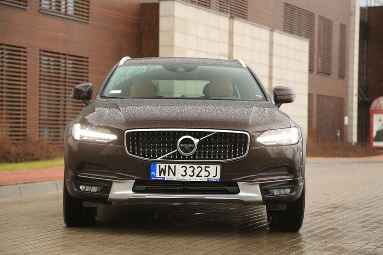 Volvo V90 Cross Country kontra Mercedes All-Terrain - który jest lepszy na każdą drogę?