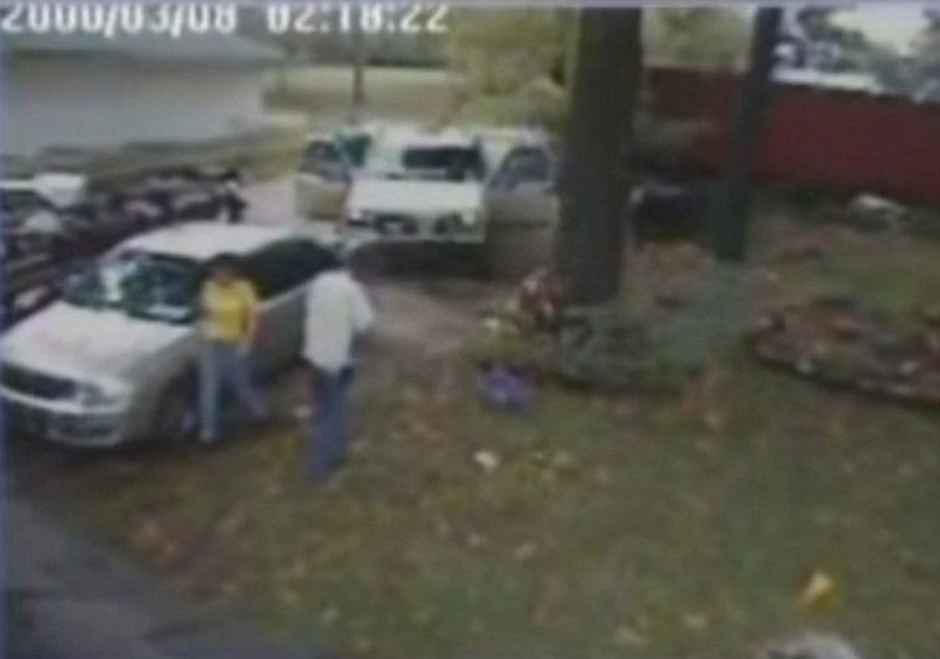 Na snimku bezbednosne kamere deluju kao da su pod dejstvom metamfetamina