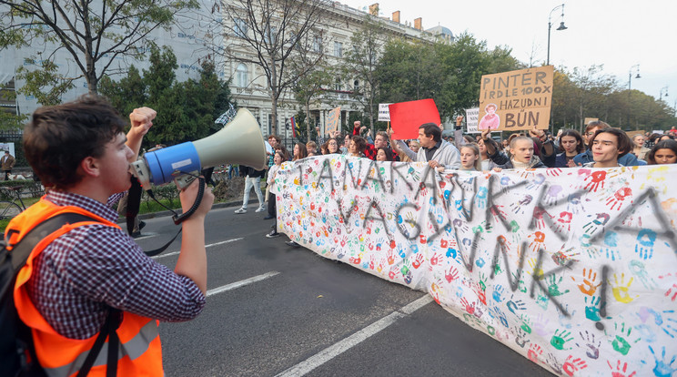 Ma újra a státusztörvény elleni tiltakozásra gyűlnek össze a tanárok, szülők és a diákok a BM Alkotmány utcai épülete előtt./ Fotó: Zsolnai Péter