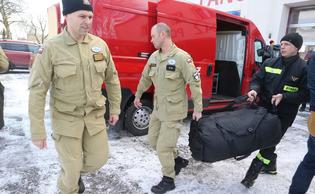 Polscy strażacy przed wyjazdem do akcji ratunkowej po trzęsieniu ziemi w Turcji