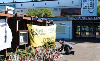 Ratownicy w Zofiówce wciąż wypompowują wodę z zalewiska, penetrują skrzyżowanie