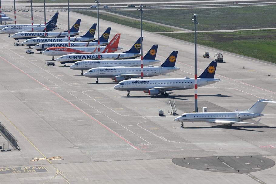 Linie lotnicze z całego świata zarabiają mniej i zwalniają pracowników. IATA prognozuje, że branża lotnicza odbuduje się dopiero w 2024 r.