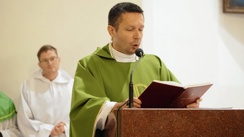 Ksiądz martwi się o młodych. Twierdzi, że "przedłużają życie w grzechu" z powodu pandemii